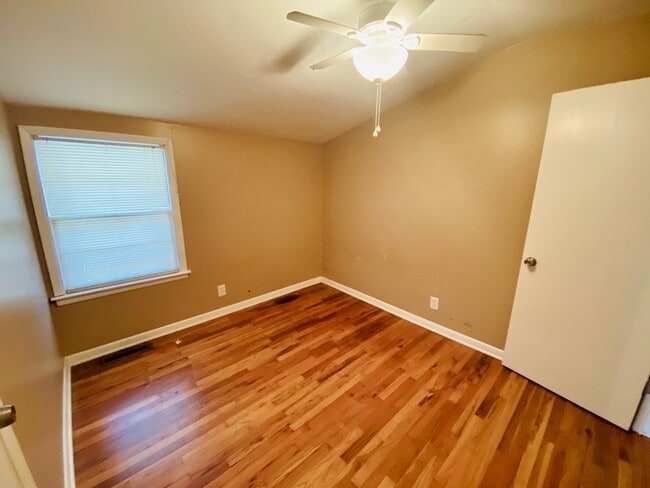 Building Photo - {11821} Desirable Shawnee Village Location + Hardwood Floors + Fenced Yard