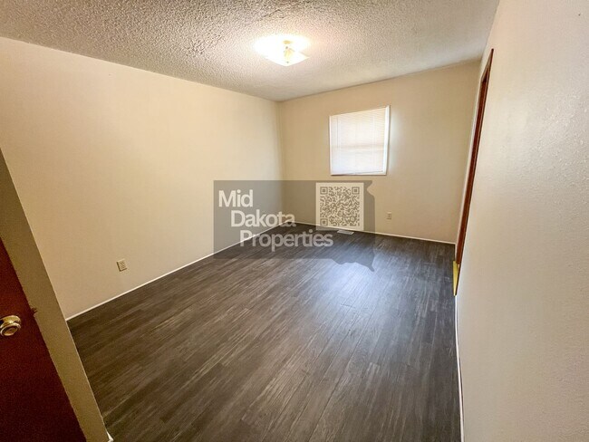 Building Photo - 813 N Sanborn-1 bedroom house with large two car garage