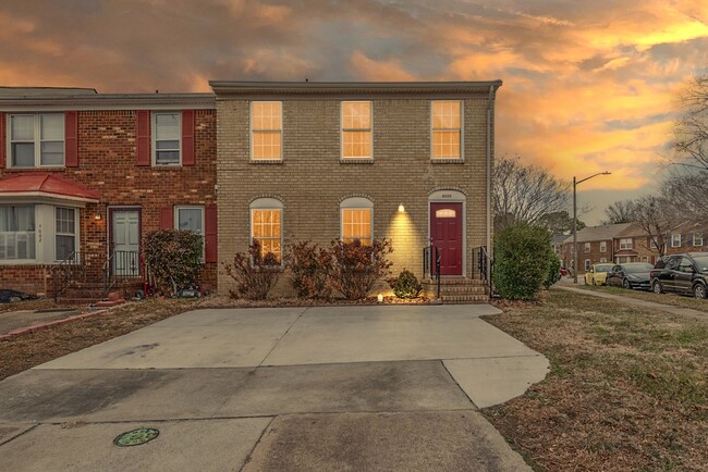 Primary Photo - 3 bedroom 2 1/2 bath townhouse in Virginia...