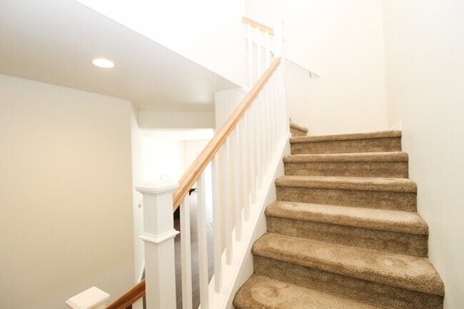 Building Photo - Spacious Rental! 3bed 3bath 2039sf 2 Car Garage A/C + Bonus Room