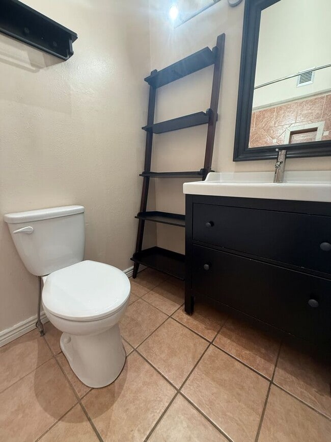 Building Photo - Townhome For Rent