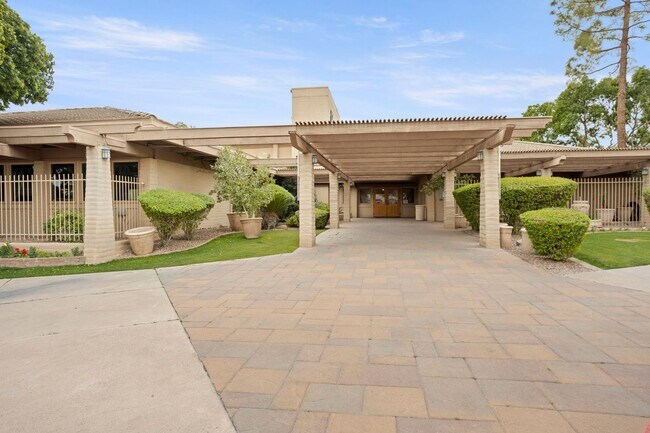 Building Photo - 5200 S Lakeshore Dr