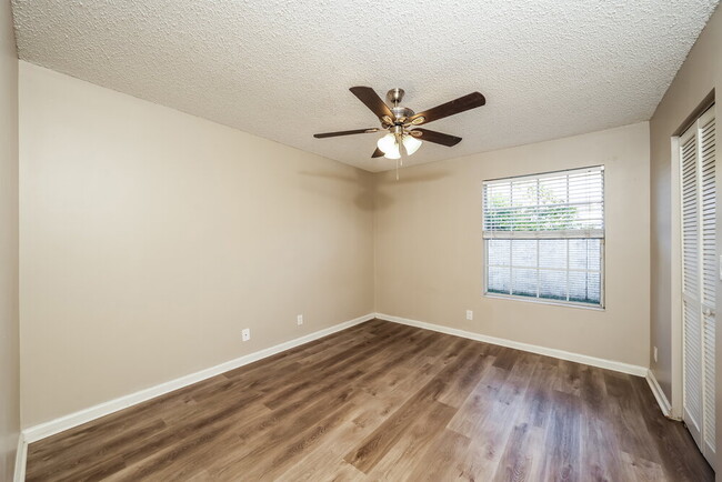 Building Photo - 984 Lake Breeze Dr