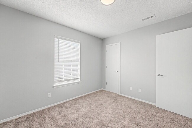 Building Photo - Charming 3-Bed Duplex with Cozy Fireplace on West Thrasher Drive, Fayetteville!