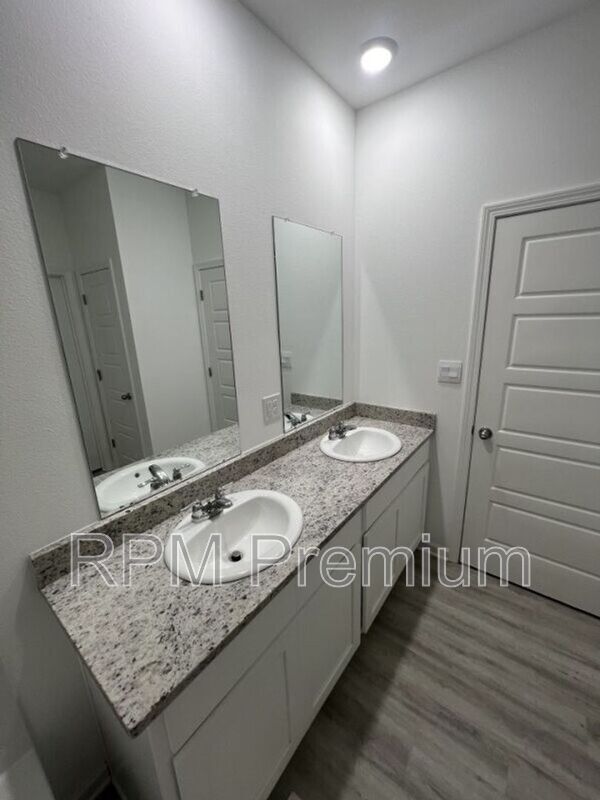 Building Photo - 1255 Drago Dr