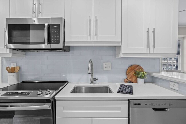 Building Photo - "Modern Comfort Awaits: Spacious 2-Bed, 2-Bath Condo with Elegance in the Heart of Atlanta"