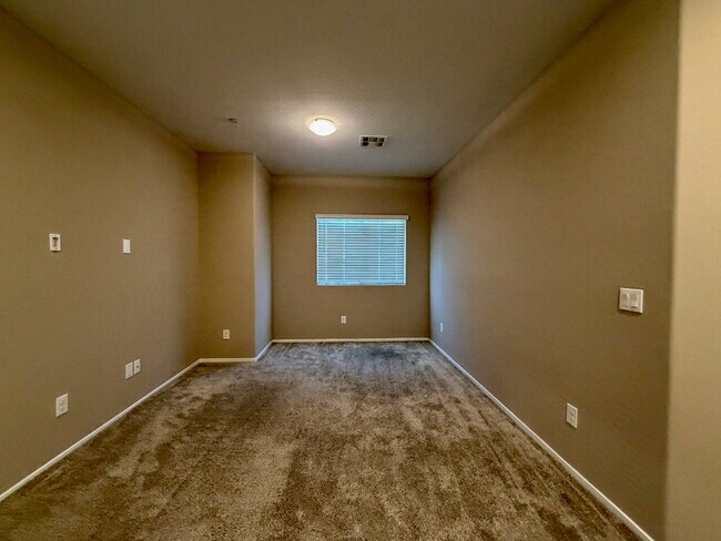 Building Photo - 3 BED 3 BATH 2 CAR GARAGE TOWNHOUSE W/ PRIVATE YARD, LOFT & BEDROOM DOWNSTAIRS IN GATED COMMUNITY...