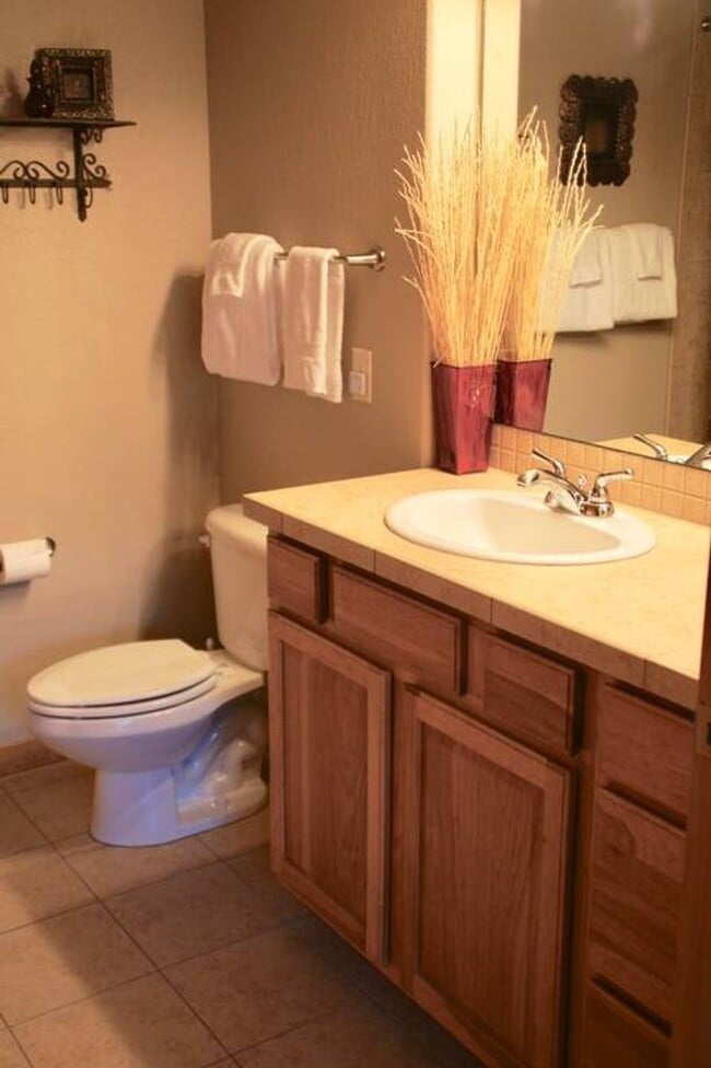 Building Photo - Long Term or Seasonal: Warm inviting condo...