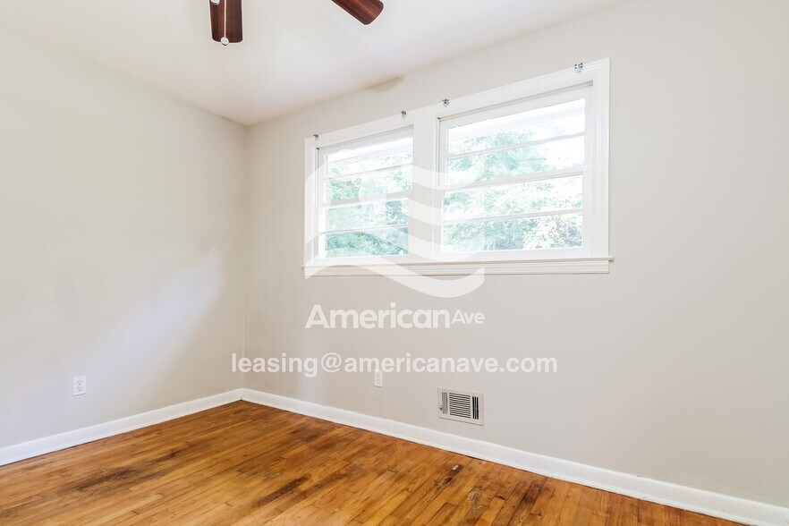Building Photo - 5421 Meadow Dr