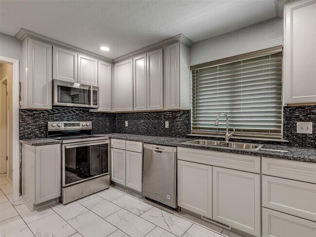 Building Photo - Updated & Close to Everything!