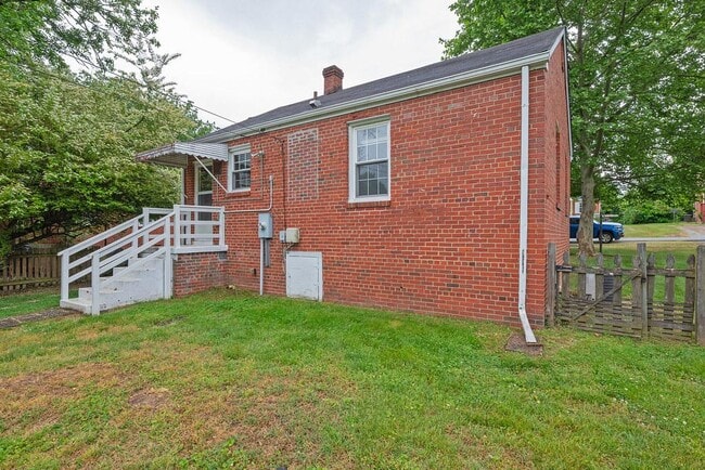 Building Photo - 6408 W Grace St
