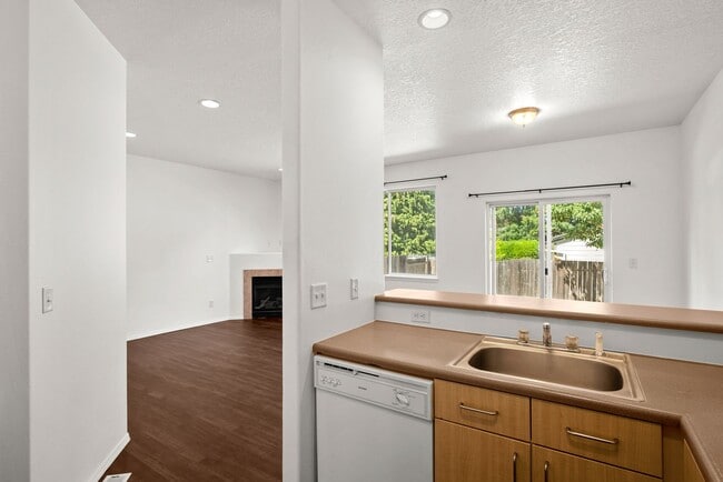 Building Photo - Recently updated 3 bedroom, 2.5 bath Townhouse in Beaverton