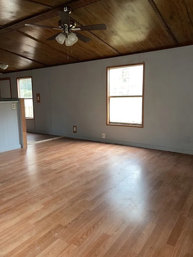 Building Photo - 2 Bedroom 1 Bathroom