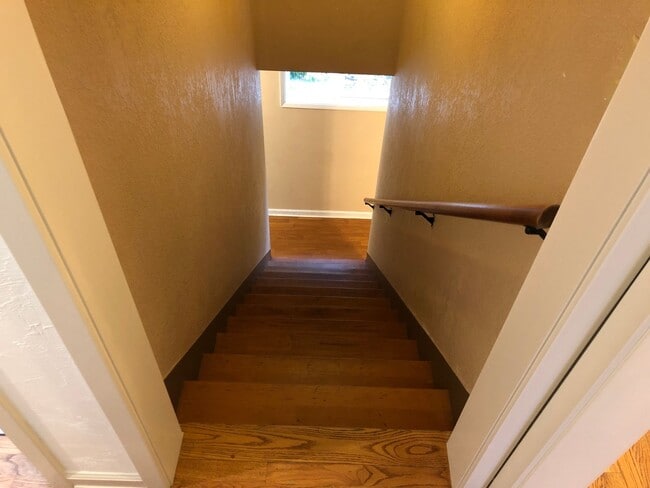 Building Photo - Updated 3 bedroom 3 bath house in Eugene!