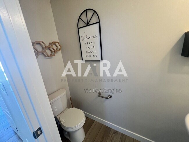 Building Photo - 1754 Oakwood Ln