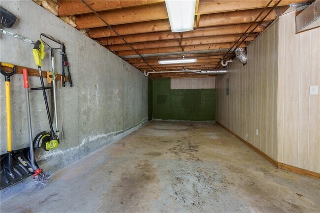 Building Photo - 608 Adam Cir