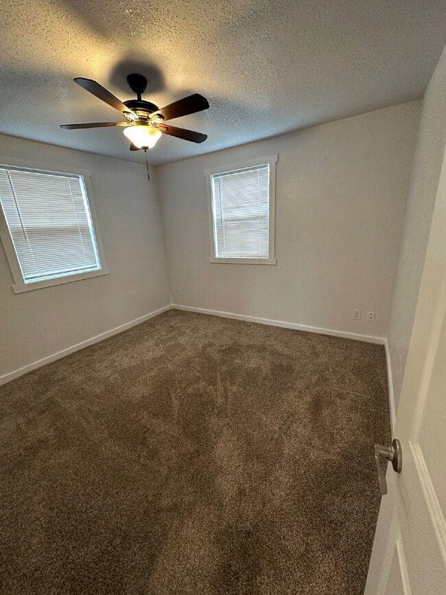 Building Photo - "Charming Little 3-Bedroom Gem on North 5th Street with Elegant Granite Touches!"