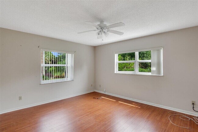 Building Photo - 1217 S Lakes End Dr