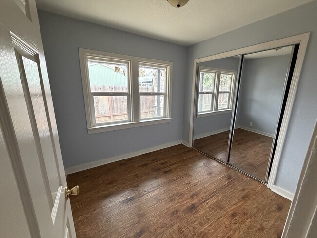 Building Photo - 1519 Main St