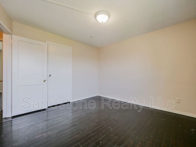 Building Photo - 956 N Central Dr