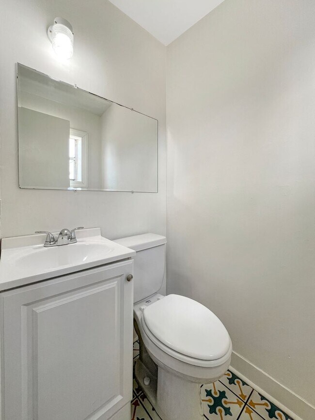 Building Photo - Classic Richmond Row House Steps from Byrd...