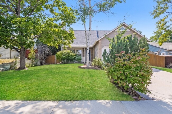 Building Photo - Beautiful 3 Bed / 2 Bath Single Family Hom...