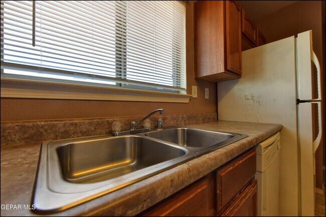 Building Photo - 3404 Blue Earth Ln