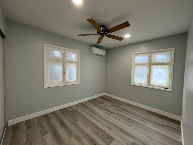 Building Photo - Remodeled & MOVE IN READY 2+1 duplex in Pa...