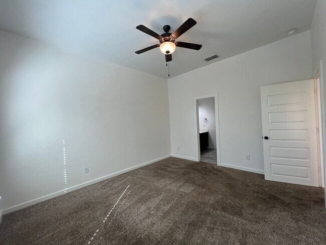 Building Photo - Luxury 3/2 duplex in NBTX