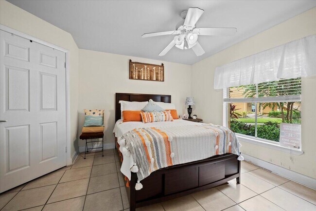 Building Photo - 4887 Via Palm Lakes Via