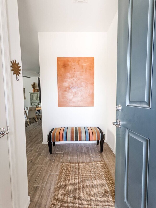 Building Photo - Gorgeous Fully Furnished - PRELEASE August 2026