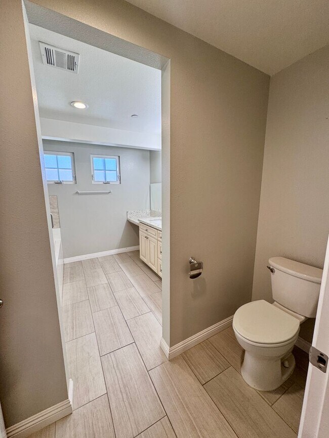 Building Photo - Beautiful remodeled 3 bedroom townhome in ...