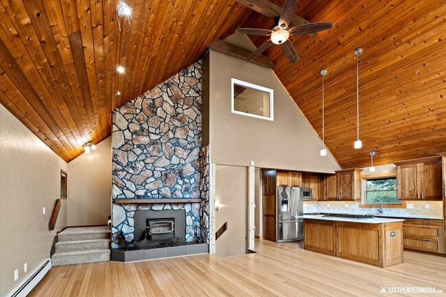 Building Photo - Hillside Retreat