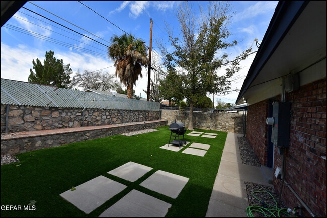 Building Photo - 3217 Wedgewood Dr