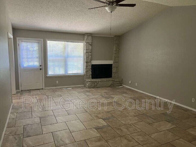 Building Photo - 900 W Norman St