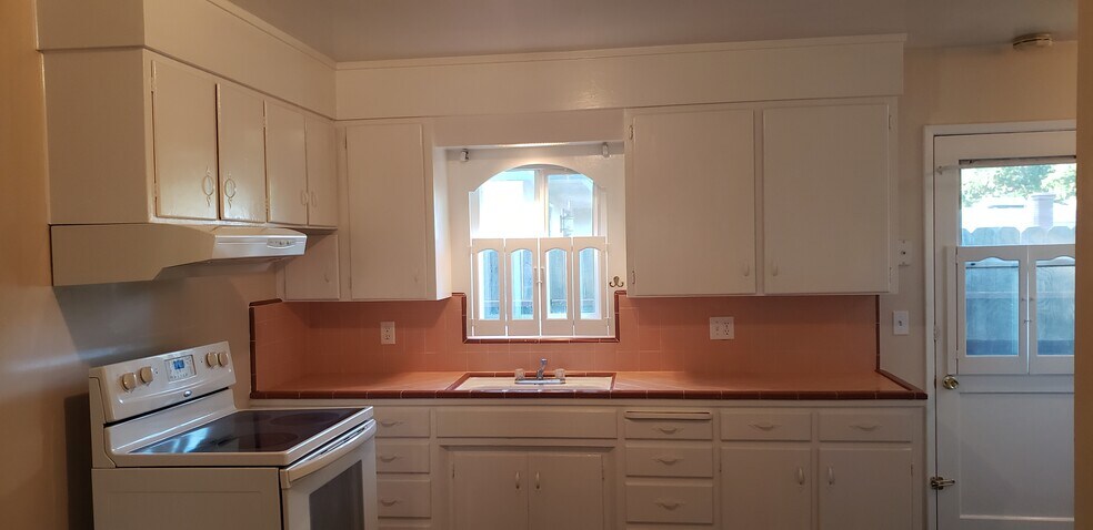 Kitchen with original tile - 9662 Eisenbeisz Street Unit A