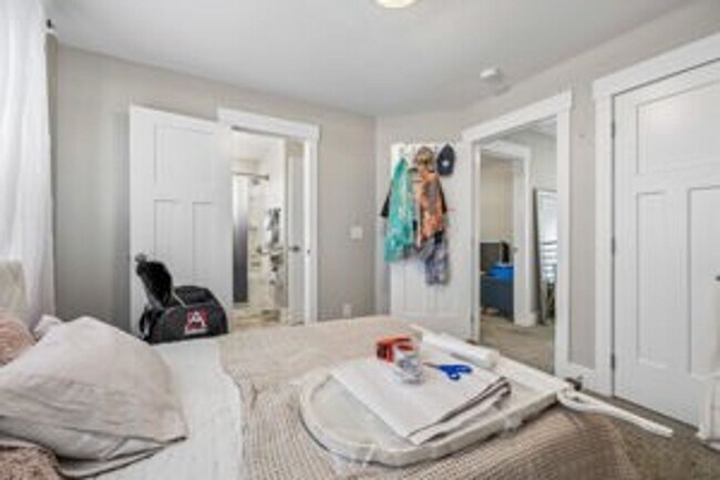 Building Photo - 3 Bedroom 2 1/2 Bathroom Home