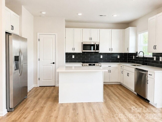 Building Photo - 524 Lively Cres