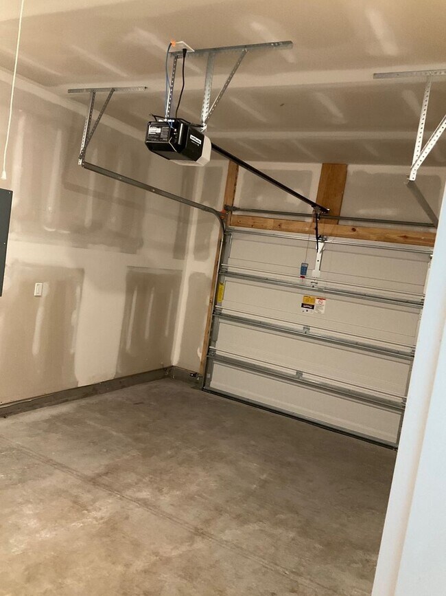 Building Photo - Welcome to this stunning townhouse in Leland, NC!