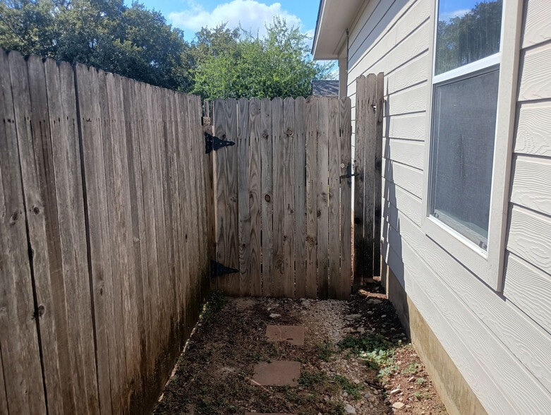Building Photo - Room in House on Katherine Way