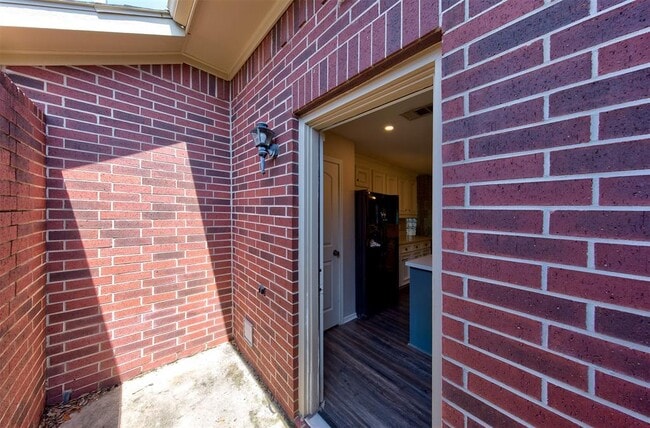 Building Photo - 402 Live Oak Ln