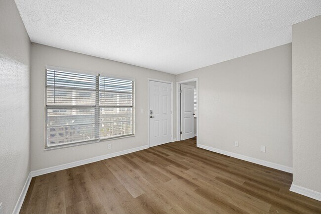 Building Photo - Newly Renovated 2 Bed-2 Bath Apartment wit...