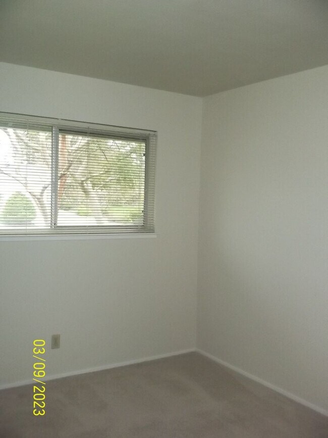 Building Photo - Three bedroom home in Fair Oaks