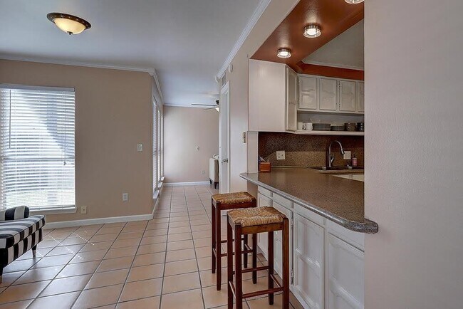 Building Photo - 13809 Suntan Ave