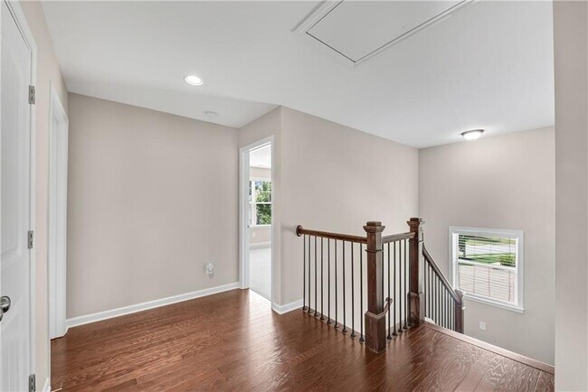 Building Photo - 185 Sierra Cir