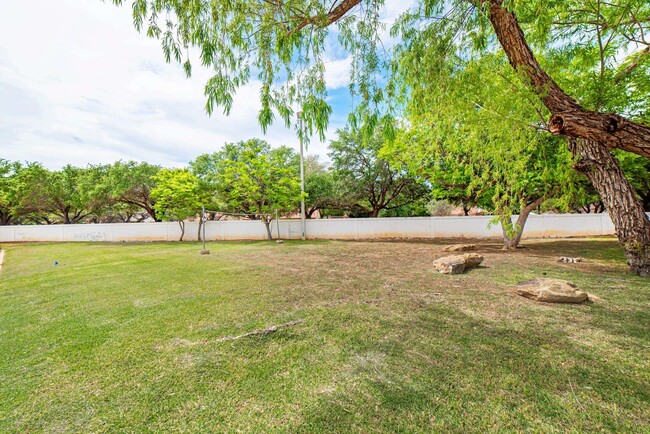 Building Photo - 1800 Country Club Dr