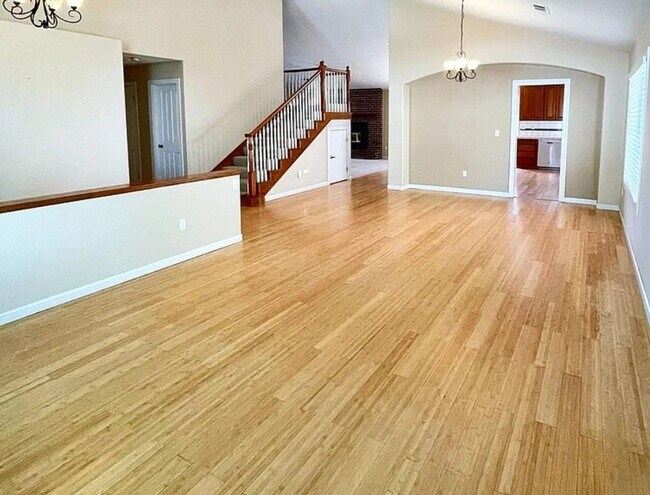 Building Photo - 4 Bedroom 2.5 bathroom 2 Story Home Naragh...