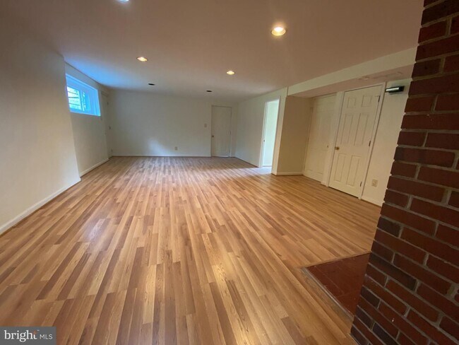 Building Photo - 6009 Cheshire Dr