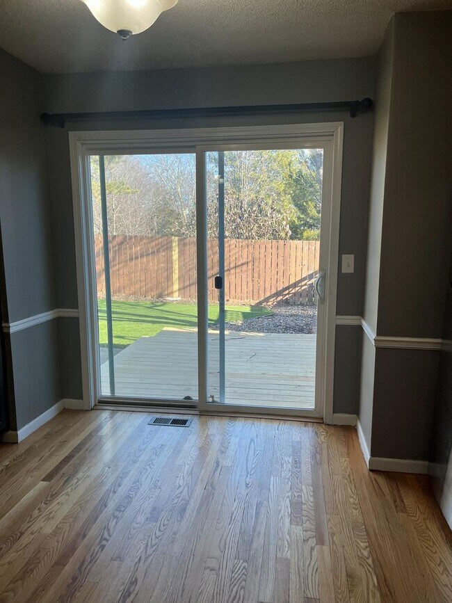 Building Photo - 3 bed 2.5 bath townhome off Bob Billings!