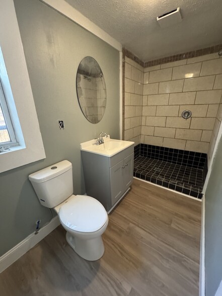 Full bathroom - 509 Walnut St